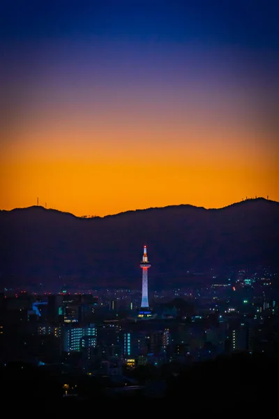 Киотская башня на закате солнца в Киото, Япония . — стоковое фото