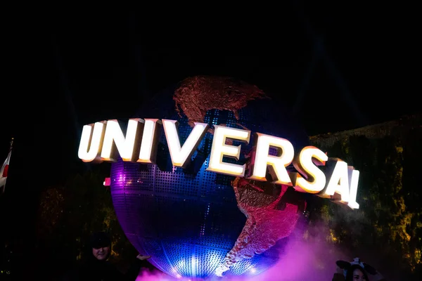 Osaka, Japan - 28 november 2019: Universele wereldbol in het nachtlicht. In Universal Studios Japan. — Stockfoto
