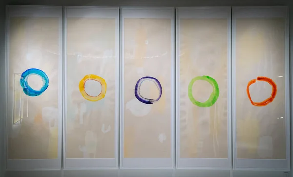 TOKYO, JAPAN - NOVEMBER 26, 2019: De olympiske fem ringene på hvit bakgrunn i Japans olympiske museum – stockfoto