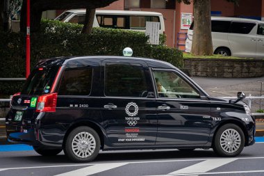 Tokyo, Japonya - 26 Kasım 2019: Tokyo 'da Tokyo Olimpiyat pankartıyla Taxi - Shinjuku Bölgesi Tokyo, Japonya.