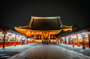 Asakusa 'daki Sensoji Tapınağı en ünlü ve turistlerin mekanı. Gece çekeriz. Tokyo, Japonya.