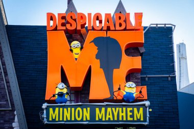 Osaka, Japonya - 28 Kasım 2019: Japonya Universal Stüdyoları 'nda Noelde Despicable Me çizgi filminde minion animasyon karakteri.