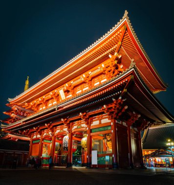 Asakusa 'daki Sensoji Tapınağı en ünlü ve turistlerin mekanı. Gece çekeriz. Tokyo, Japonya.