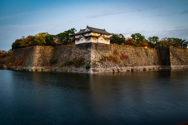 Osaka 'da ya da Himeji kalesinde alacakaranlıkta Inui-yagura tareti.