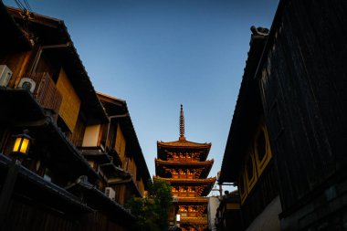 Yasaka Pagoda ve Hokan-ji tapınağı akşam Japonya 'da Kyoto' da.