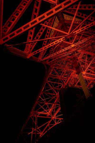 Struktur av Tokyo tornet i natten, visar begreppet konstruktion av det röda tornet med svart bakgrund. — Stockfoto