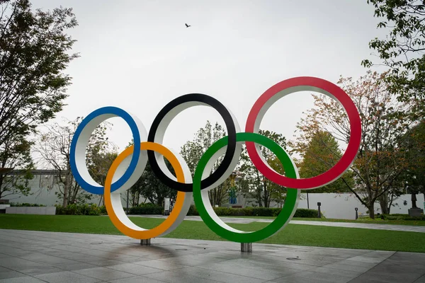Tokio, Japan - 26 november 2019: Vijf Olympische ringen in het Japanse Olympisch museum Shinjuku district - Tokio, Japan — Stockfoto