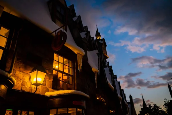 Villaggio di Hogsmeade negli Universal Studios di Osaka, Giappone. Il tempo del tramonto . — Foto Stock
