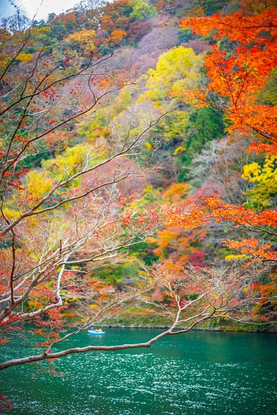 Arashiyama uitzicht op het bos in de herfst langs de Katsura rivier. Kyoto, Japan. — Stockfoto