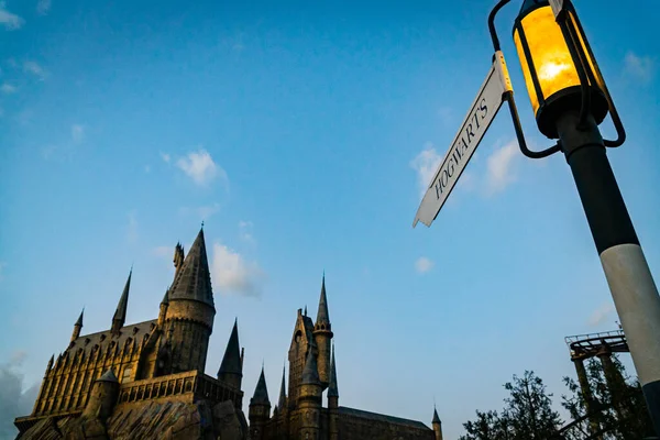 Hogwarts and Hogsmeade village directions sign at Universal Studios in Osaka, Ιαπωνία. — Φωτογραφία Αρχείου