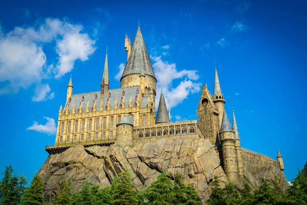 Школа Хогвартс Касл в фильме о Гарри Поттере на студии Universal Studios в Осаке, Япония . — стоковое фото