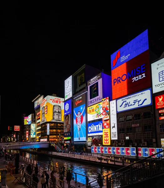 ОСАКА, Япония - 27 ноября 2019 года: Пешеходная улица Дотонбори ночью с самым известным неоновым световым баннером "Глико" в городе Осака, Япония . — стоковое фото