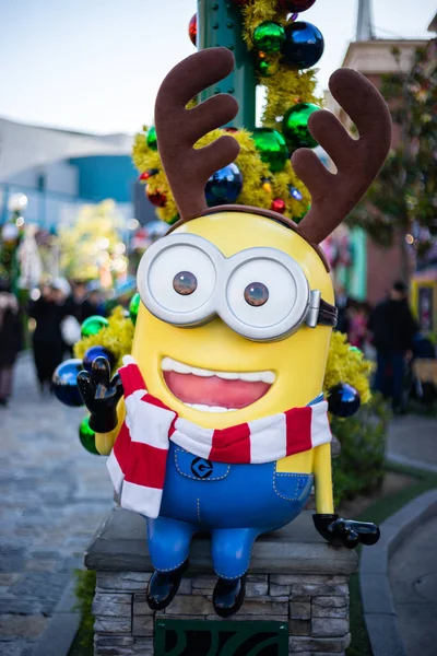OSAKA, GIAPPONE - 28 NOVEMBRE 2019: Personaggio di animazione dei Minions nel cartone animato Despicable Me all'evento di Natale agli Universal Studios Japan . — Foto Stock