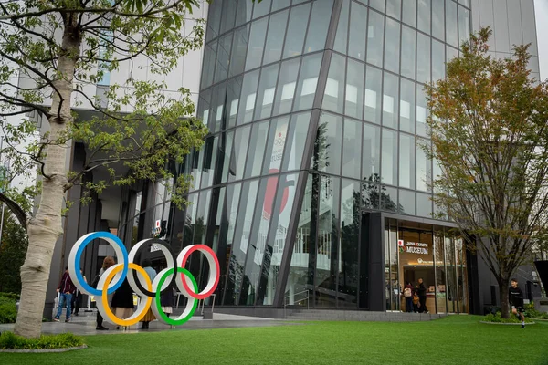 日本东京- 2019年11月26日：日本东京新宿区日本奥林匹克博物馆的五个奥运圈 — 图库照片