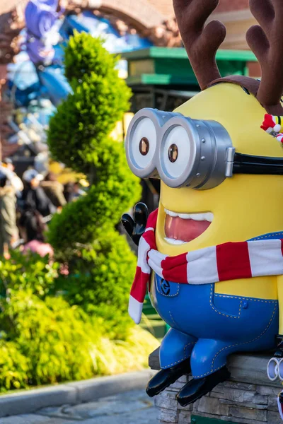 Osaka, Japán - 2019. november 28.: Minions animation character in Unpicable Me cartoon on Christmas event at Universal Studios Japan. — Stock Fotó