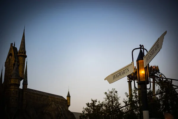 Hogwarts e Hogsmeade vilarejo direções assinar no Universal Studios em Osaka, Japão . — Fotografia de Stock