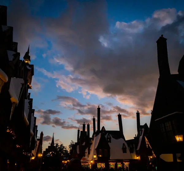 Hogsmeade pueblo en Universal Studios en Osaka, Japón. El atardecer . — Foto de Stock