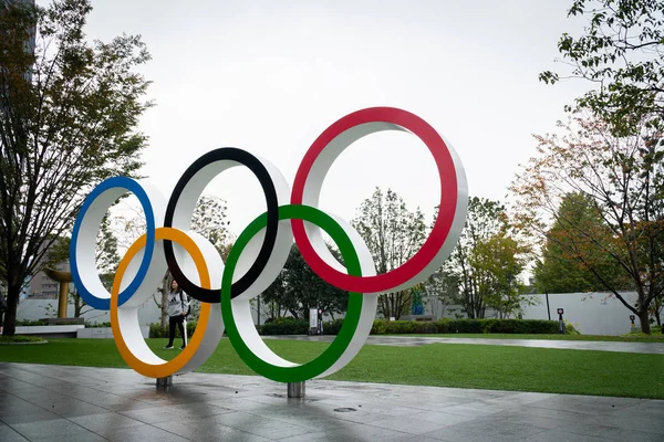 TOKYO, JAPAN - NOVEMBER 26, 2019: Fem olympiske ringe på det japanske olympiske museum Shinjuku-distriktet - Tokyo, Japan - Stock-foto