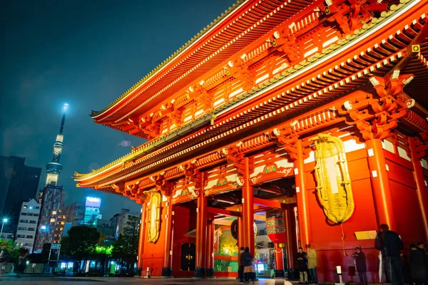 Храм Сенсодзи в Асакусе является самым известным и быть местом назначения туристов. Стреляй ночью. Токио, Япония . — стоковое фото