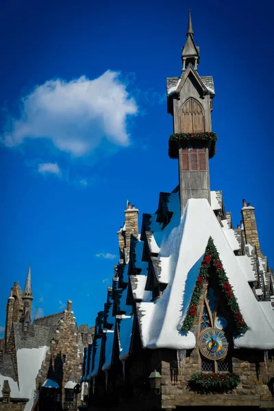 Techo superior de Hogsmeade pueblo lleno de nieve con fondo azul cielo claro . — Foto de Stock