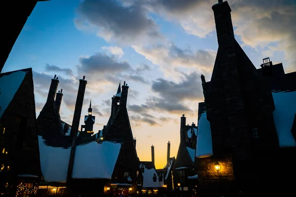 Hogsmeade pueblo en Universal Studios en Osaka, Japón. El atardecer . — Foto de Stock