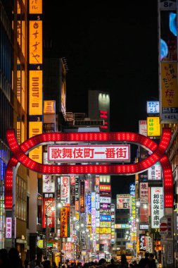 Tokyo, Japonya - 24 Kasım 2019: gece hayatı ve Kabukicho bölgesindeki birçok reklam panosu - Shinjuku adlı en ünlü turist yeri - Tokyo, Japonya.