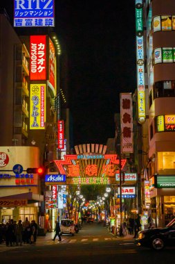 Osaka, Japonya - 27 Kasım 2019: Dotonbori yürüyüş caddesi Osaka, Japonya 'da birçok neon ışıklı pankartıyla gece yarısı.