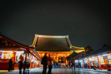 Asakusa 'daki Sensoji Tapınağı en ünlü ve turistlerin mekanı. Gece çekeriz. Tokyo, Japonya.