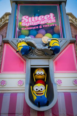 Osaka, Japonya - 28 Kasım 2019: Japonya Universal Stüdyoları 'nda Noelde Despicable Me çizgi filminde minion animasyon karakteri.