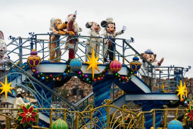 Tokyo, Japonya - 25 Kasım 2019: Tokyo Disneysea 'deki çizgi film karakterleri Tokyo, Japonya' da Noel temalı teknede.