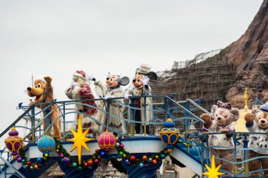 Tokyo, Japonya - 25 Kasım 2019: Tokyo Disneysea 'deki çizgi film karakterleri Tokyo, Japonya' da Noel temalı teknede.