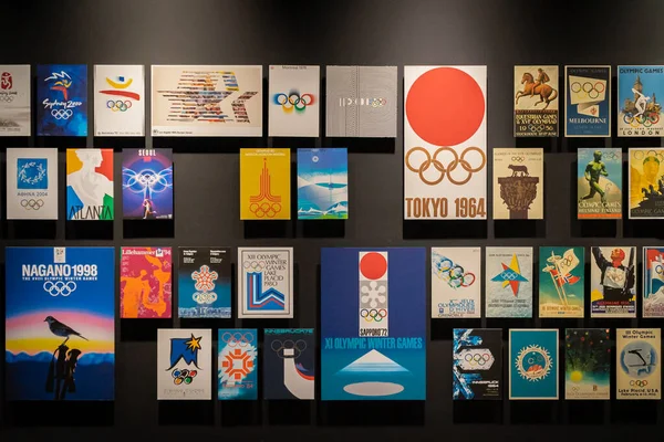 Tokyo, Japonya - 26 Kasım 2019: Japonya Olimpiyat Müzesi 'ndeki bir önceki Olimpiyat Oyunları posterinin duvarı.