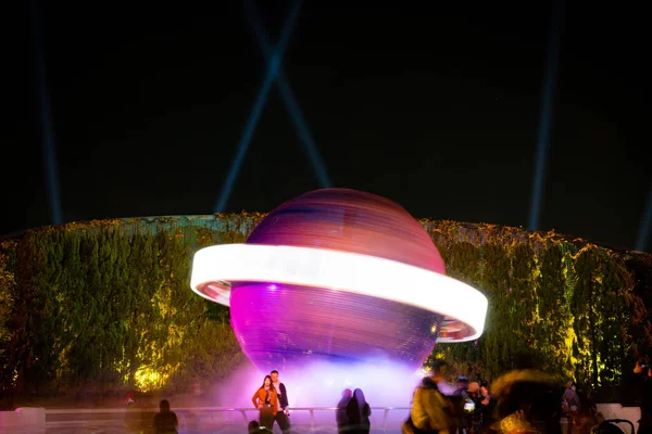 OSAKA, JAPÃO - NOVEMBRO 28, 2019: Globo universal durante a noite — Fotografia de Stock