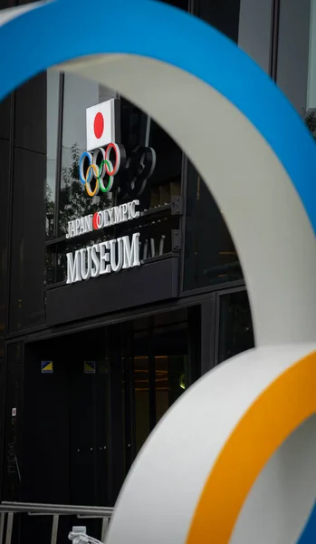 ТОКИО, Япония - 26 ноября 2019 года: Крупный план пяти олимпийских колец в японском олимпийском музее Синдзюку - Токио, Япония — стоковое фото