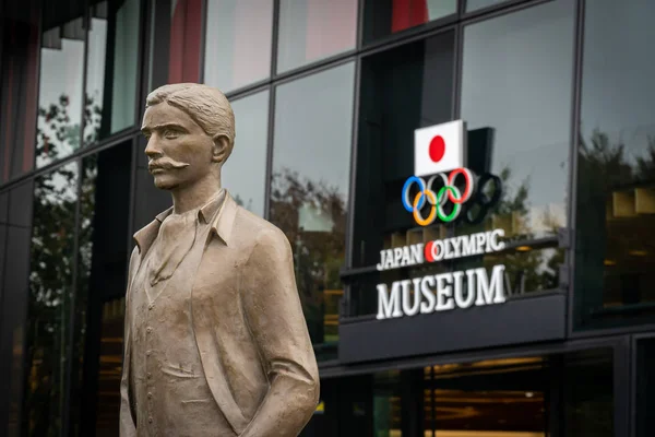 TOKYO, JAPAN - 26 noiembrie 2019: Statuia Pierre de Coubertin - Fondator al Jocurilor Olimpice moderne în fața muzeului olimpic japonez Shinjuku - Tokyo, Japonia . — Fotografie, imagine de stoc