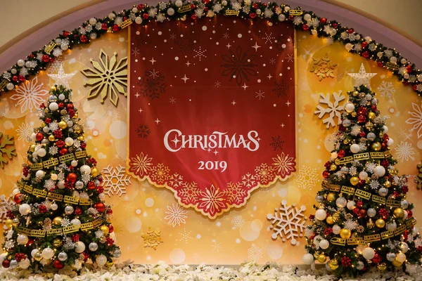 Tokyo, Japonya - 25 Kasım 2019: Tokyo Disneysea Noel temalı logoda Tokyo, Japonya 'daki Gateway tatil köyü tren istasyonunda ağaçlı..