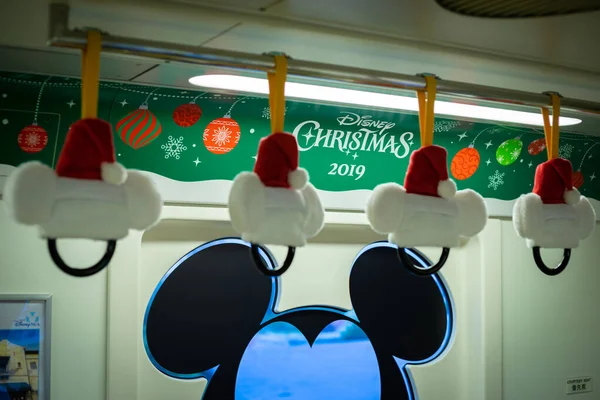 日本东京- 2019年11月25日：东京迪斯尼海圣诞主题圣诞老人帽与米奇老鼠头在日本东京的火车上合影. — 图库照片
