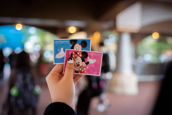 Tokyo, Japonya - 25 Kasım 2019: Tokyo Disneysea biletlerini tutan kadın Tokyo, Japonya 'da Mickey ve Minnie Fare temalı.