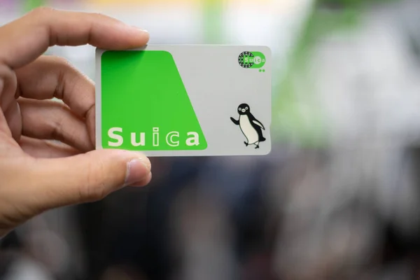 TOKYO. JAPAN, 2019: Cardul Suica - card convenabil pentru călătoriile cu trenul și cumpărarea oricăror lucruri în Japonia . — Fotografie, imagine de stoc