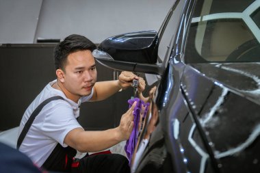 Araba temizleme servisi: adam temizlik ve cilalama. Araba detayı kavramları. Seçici odaklanma