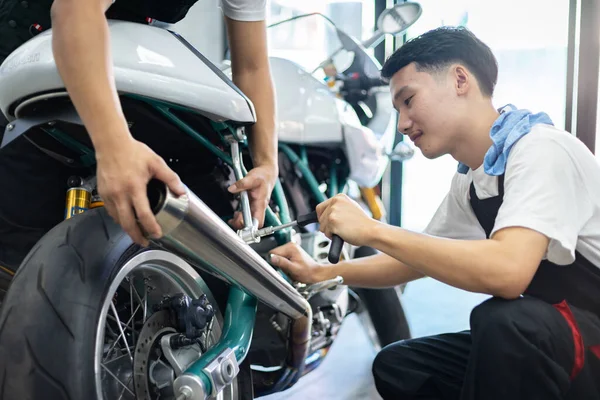 Asyalı Tamirci Garajdaki Eski Motosikleti Tamir Ediyor Film Etkilendi Seçici — Stok fotoğraf