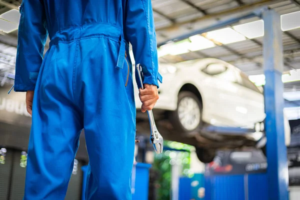 Mecánica Sosteniendo Llave Inglesa Taller Garaje Conceptos Servicios Automóviles — Foto de Stock