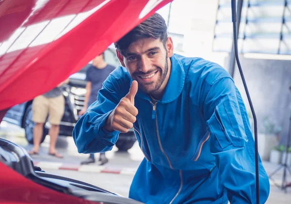 Tamirciler arabayı kontrol ediyor ve tamir ediyor. Otomobil servisi kavramları