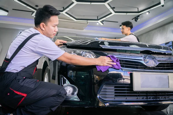 Araba Temizleme Servisi Adam Temizlik Cilalama Araba Detayı Kavramları Seçici — Stok fotoğraf
