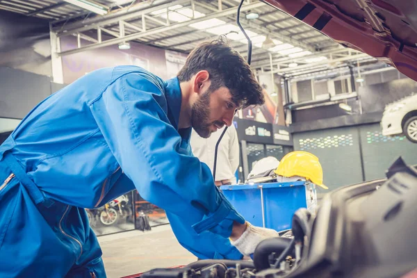 Tamirciler arabayı kontrol ediyor ve tamir ediyor. Otomobil servisi kavramları