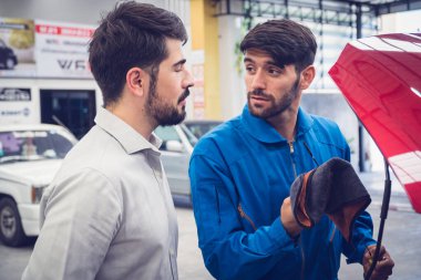 Tamirci arabayı sahibinden kontrol ediyor. Otomatik servis kavramları