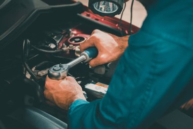 Tamirciler arabayı kontrol ediyor ve tamir ediyor. Otomobil servisi kavramları