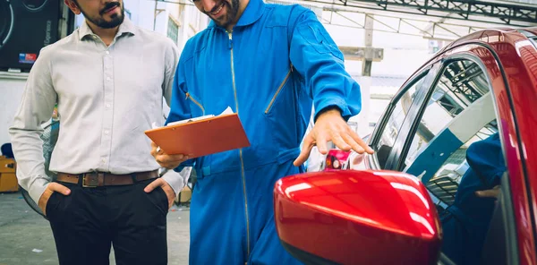Mechanic Holding Clipboard Car Owner Workshop Garage Car Auto Services — Stock Photo, Image