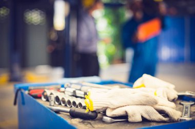 Alet kutusu: tamir için atölye araçları, film tonunda bina efekti. Seçici odaklanma