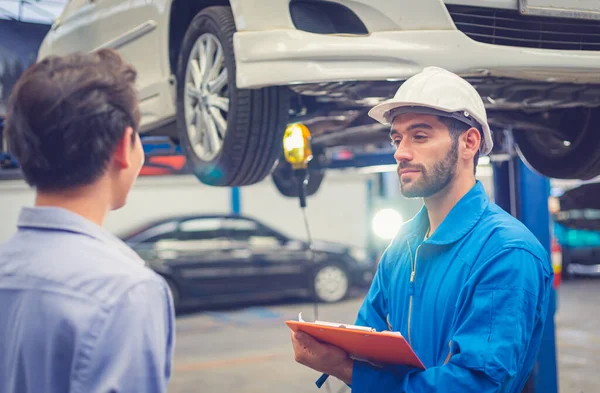 Mechanic Holding Clipboard Car Owner Workshop Garage Car Auto Services — Stock Photo, Image